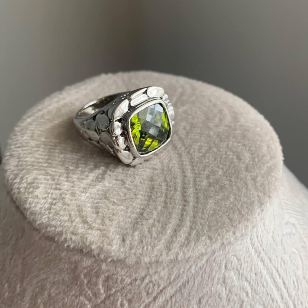 Silver ring w/green stone